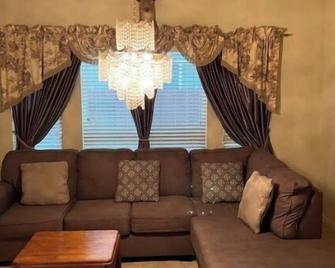 Luxurious 4-bedroom home with patio - Turlock - Huiskamer