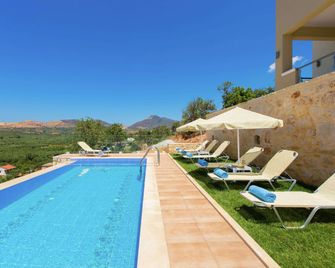 Villa in Crete with Private Pool & Beaches Nearby - Achlades - Piscina