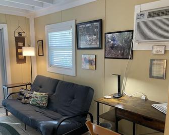 Cozy Cowboy Cottage at Spotted Dance Ranch - Brooksville - Living room