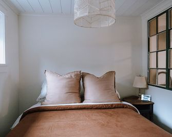 Cozy 1 bedroom suite located close to town and Cowichan Lake. - Lake Cowichan - Bedroom