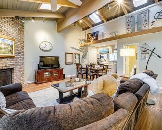 1 Mi to Diamond Peak Ski Resort Condo with Pool - Incline Village - Living room