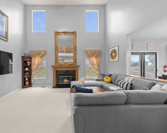 5br Family Retreat | Sleeps 10 | Pickerington - Pickerington - Living room