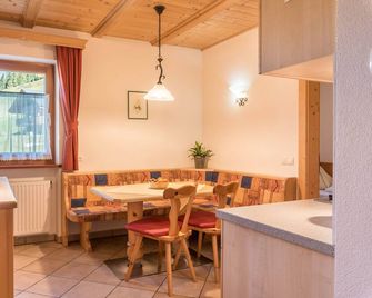 Apartment Ciasa Raut App Valüz with Mountain View, Garden & Wi-Fi - La Valle/Wengen - Eetruimte