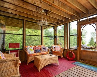 Authentic & Stunning, Rustic Log House located on 28 acres with private road - Wanasing Beach - Sala de estar