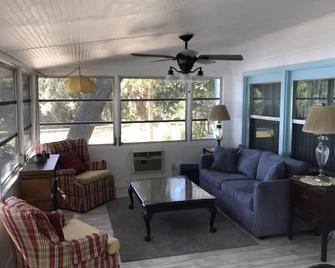 Relaxing 4/3 Lakehouse Getaway on Lake Geneva - Keystone Heights - Living room