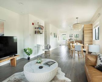 Downtown 2bd 1.5ba Mountain Town Apt - Pinedale - Huiskamer