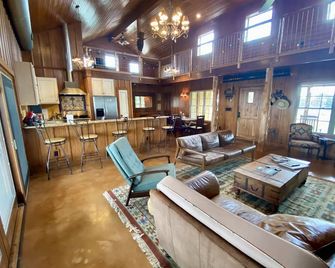Hill Country ranch compound set on 200 hundred acres with amazing views. - Blanco - Living room