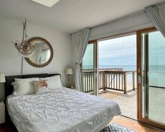 Unique designer beachfront house, 25 min to Niagara Falls - Fort Erie - Bedroom