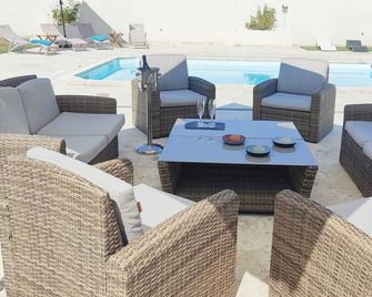 La Villa En Perigord Vert Available from July 22 16h to July 30 10h - Нонтрон - Патіо