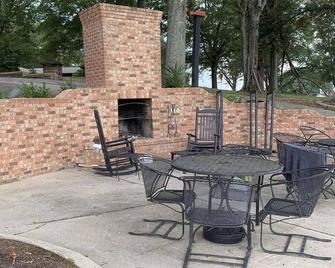 Lakefront Cottage: 2 Kings, Boat Launch, Swim Dock, Firepit, 3 Patios, Lilypad - Pell City - Binnenhof