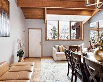 Million Dollar Luxury Villa Ski Fish Hike Raft Mins to downtown - Glenwood Springs - Dining room