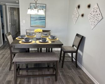 Beautiful 2-bedroom only 3 minute walk to beach! - Galveston - Dining room