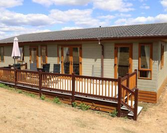 Milford on Sea - 4 Bedroom Lodge in Shorefield Country Park - Milford on Sea - Building