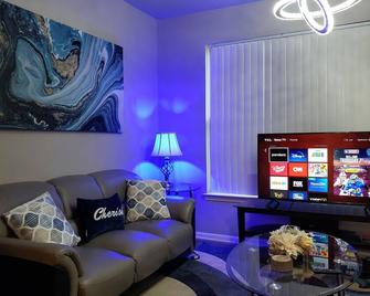 Hidden Tri-level Jewel Townhouse 3 min from Patridge Creek Mall - Utica - Living room