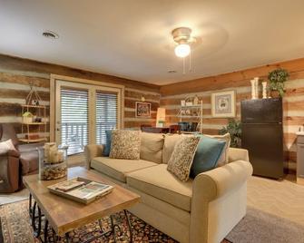Riverfront Couples Retreat in Smoky Mountains! - Townsend - Living room