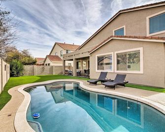 Group Fun in Glendale! Getaway w/ Private Pool - Glendale - Pool