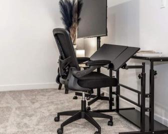 Soothing 3BDRM-King house near ice rink and golf course with WiFi in Stony Plain - Stony Plain - Centro de negocios