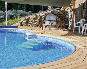 Stunning home in gislaved with 4 Bedrooms, Sauna and WiFi - Gislaved - Piscina