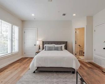 Fantastic studio in Leinkauf Historic District! - Mobile - Bedroom