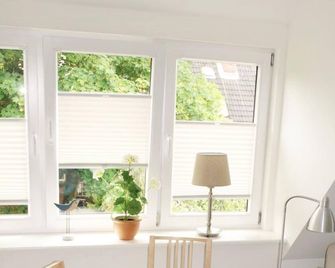 Light flooded apartment in Norddorf on the island Amrum - WLAN; smart tv, yoga pads, parking space, beachchair in the garden, close to the village center with its shops, restaurants, bars and cafes, free entrance to the local gym & sauna - Norddorf - Servicio de la habitación
