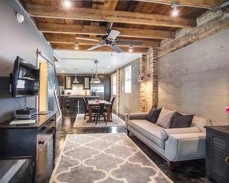 Historic Home with Modern Upgrades; Urban Getaway by Lucky Savannah - Savannah - Sala de estar