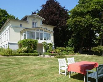 quiet vacation with a view over fields to Klützer Mühe - Boltenhagen - Innenhof