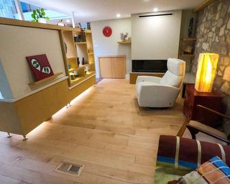 Riverside Retreat with Sauna & Hot Tub in Elora - Elora - Living room