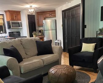 Holly Forest Treehouse - Dogs Welcome! - Sapphire - Living room