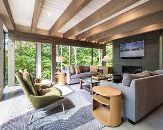 New! Lagom Tyst Chalet 7 Bedroom Hot Tub Near Resort - Mont-Tremblant - Living room