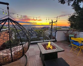 Sunsets, Mountains and Bay Magic, fire pit & BBQ oRooftop Delight! - Seattle - Balcony