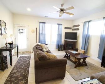 Private 4 BR Charming Home Close to Downtown and KU - Lawrence - Living room