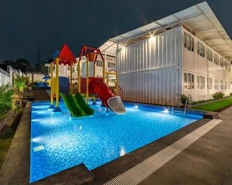 Kontena Hotel - Batu - Piscina