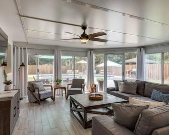 Ponte Vedra Beach Vacation Rental with Private Pool! - Ponte Vedra Beach - Living room