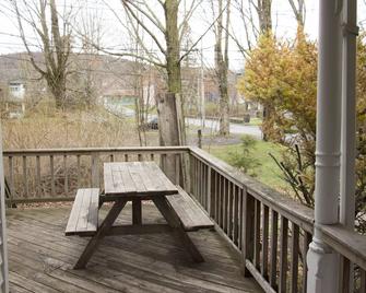 Spacious Victorian on Quiet Village Street - Tannersville - Balcony