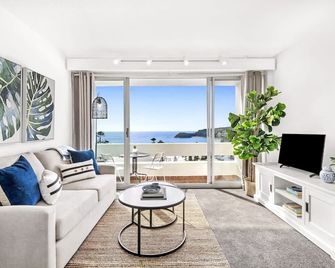 Stunning Ocean Views With Manly At Your Doorstep - Manly - Living room