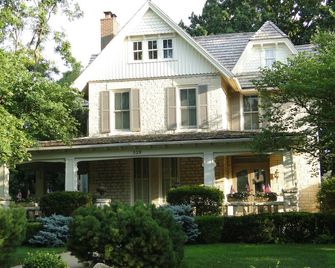 Charming Cottage--Modern Amenities-Quiet Downtown Neighborhood - Manhattan - Building