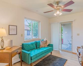 Cozy modern 2BR w/ workspace near Main St - Montrose - Living room
