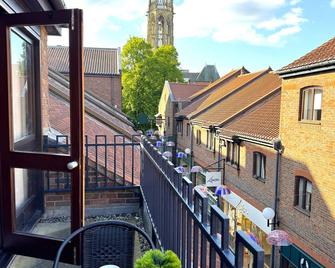 York City Centre Flat with View - York - Balkon