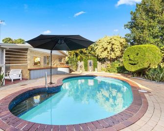 Relaxed Urangan Living at the Poolside Bungalow - Urangan - Bazén