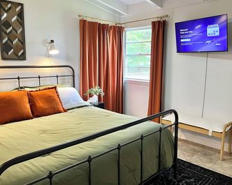 3-bedroom Mid-Mod home in Fort Smith with King bed, WiFi - Форт-Сміт - Спальня