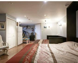 Basement Or Cozy 1-3 Rooms Available - L'île Perrot - Bedroom