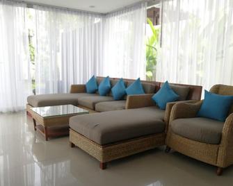 Pool Villa close to Chalong Beach and convenience access to everywhere Phuket - Chalong - Living room