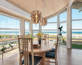 Beautiful Home In Allingaabro With Wifi - 알링어보 - 다이닝룸