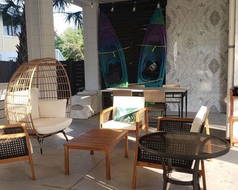 Suite A - 3 minutes walk to Center of Folly Beach, across from beach-1 Room - Folly Beach - Terasa