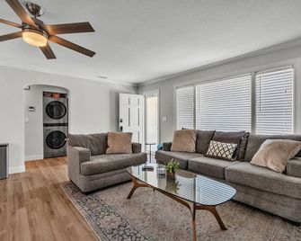 Huge Spa- Quick Walk To The Beach - 2 Family Rooms - Screened Patio - Clearwater Beach - Living room