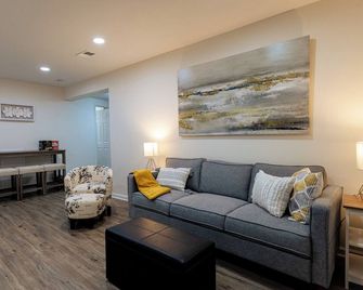 Charming Miller Beach Cottage - Gary - Sala de estar