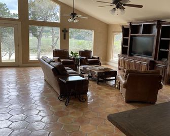 Live Water Lodge On Johnson Creekbr4 Bedrooms Sleep 9, 3.5 Baths - Ingram - Living room