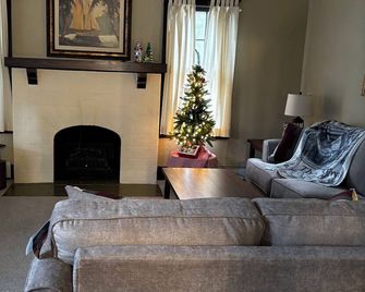 The Inn on Holgate Avenue Suite 1 2 BR Queen/ full bed Kitchen Sleeps up to 4 - Defiance - Wohnzimmer