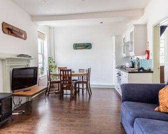 Route 2 Apartments - Exeter - Oturma odası