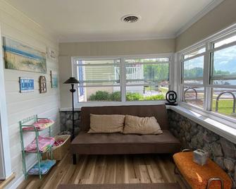 5 bedroom Lakefront Home For Relaxing and Entertaining with pontoon. - Jackson - Soggiorno